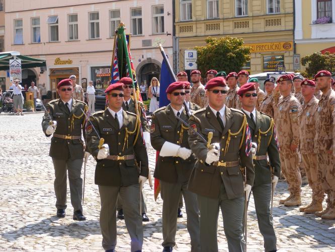 Vojáci převzali ocenění i medaile.JPG