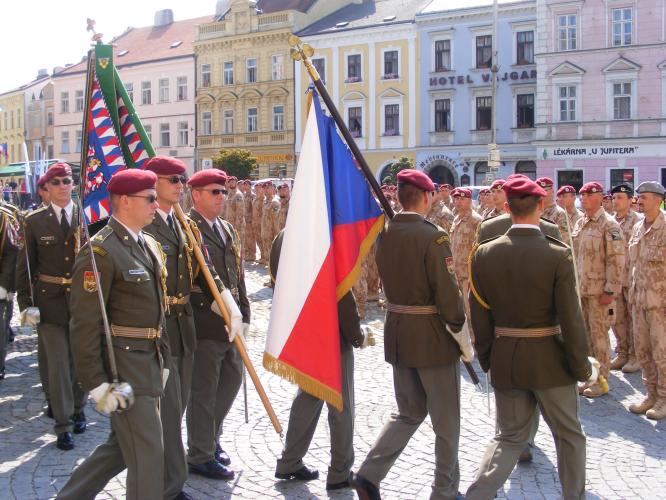 Vojáci převzali ocenění i medaile.JPG