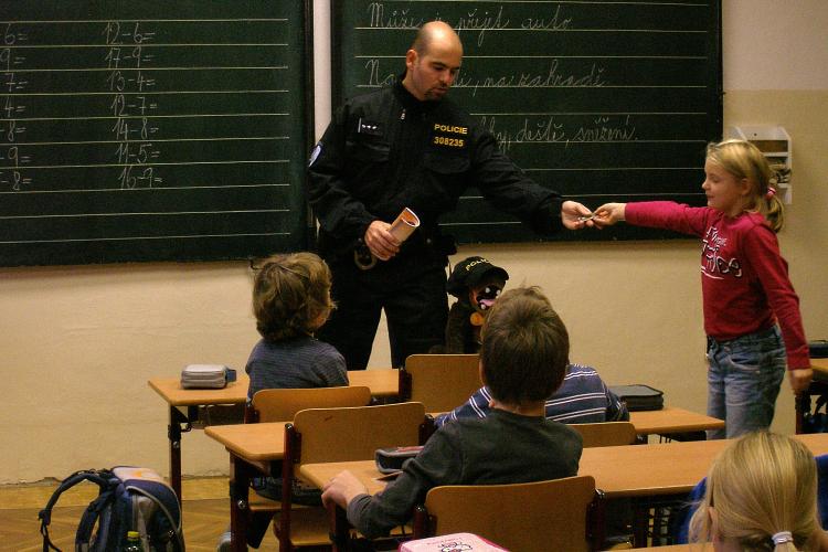 Z blízka si školáci prohlédli pouta