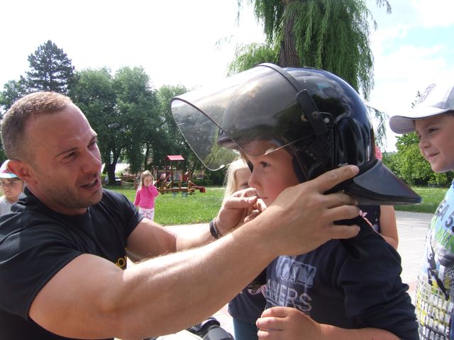Za děmi do mateřské školky ve Strupčicích přijeli policisté