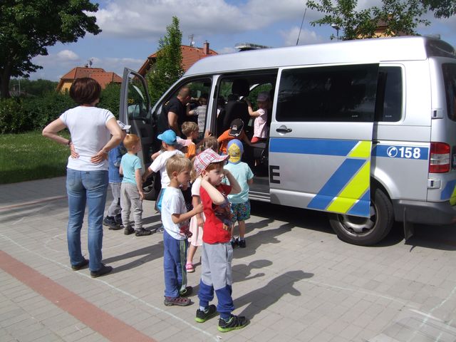 Za děmi do mateřské školky ve Strupčicích přijeli policisté