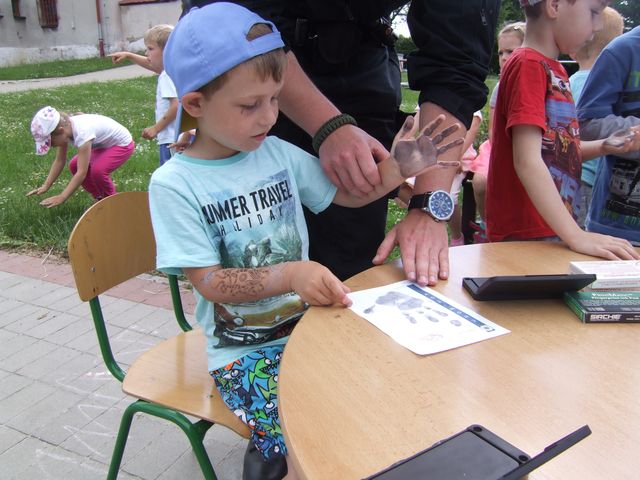 Za děmi do mateřské školky ve Strupčicích přijeli policisté