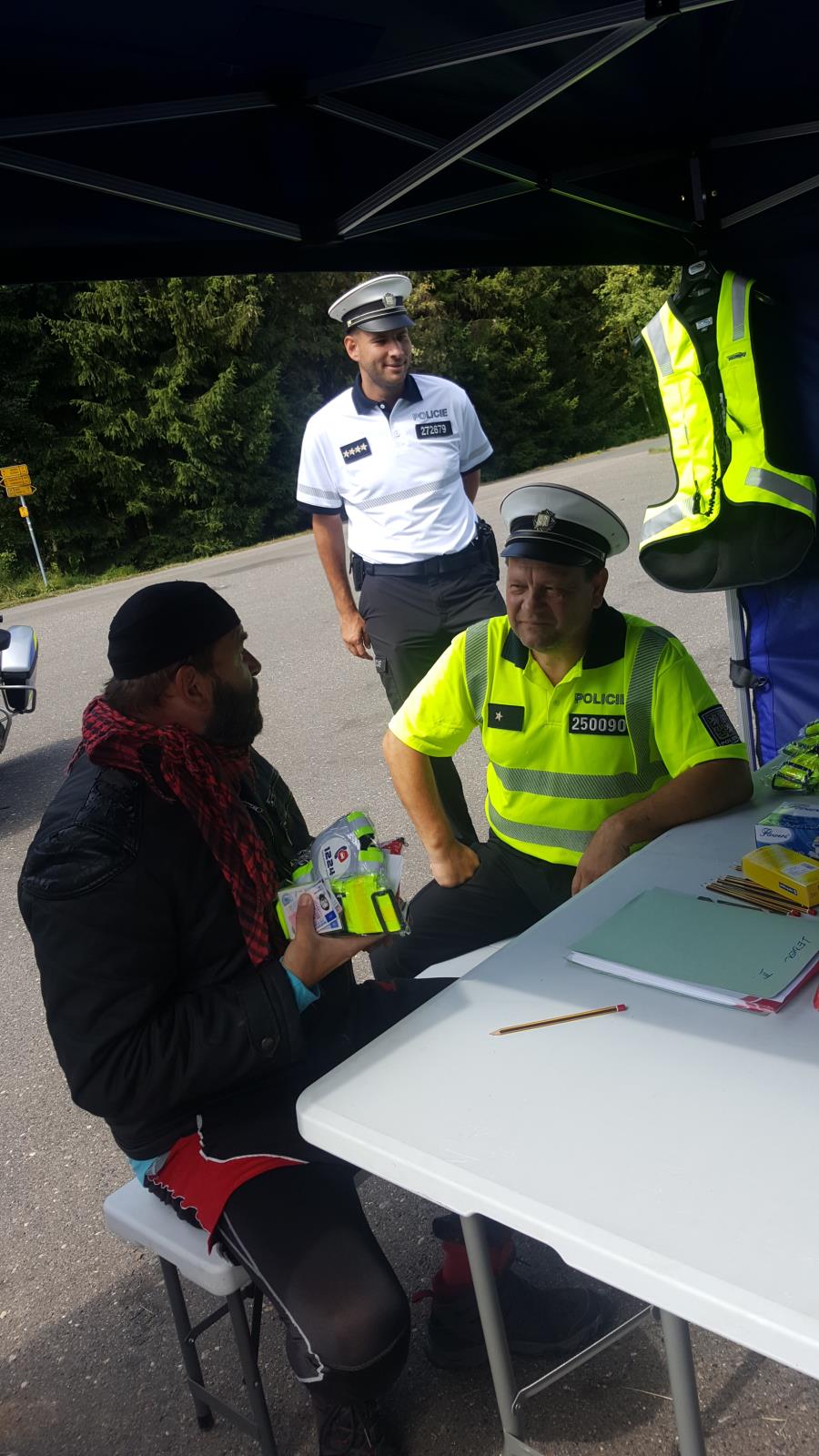 Za splnění testu dostávali motorkáři drobné prezenty