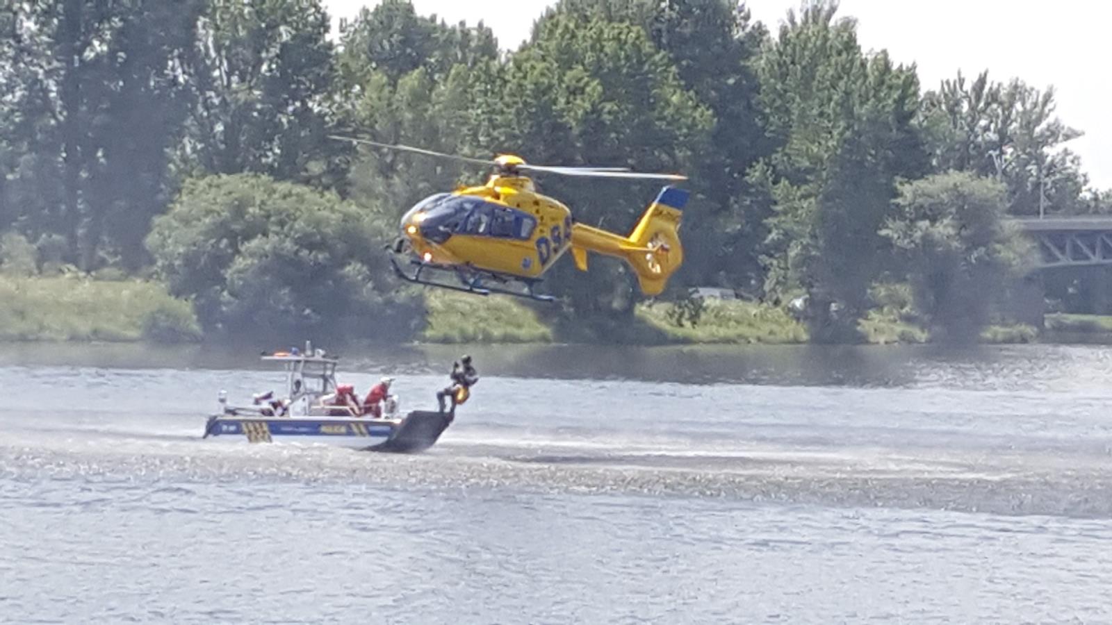 Záchrana tonoucího za pomoci poříční policie a vrtulníku záchranné služby