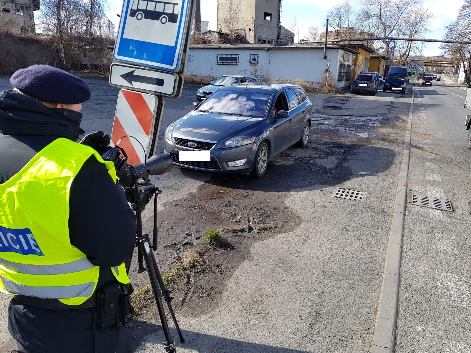Začínající policisté při dopravní akci
