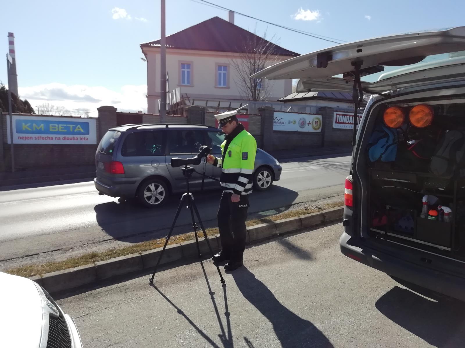 Začínající policisté při dopravní akci