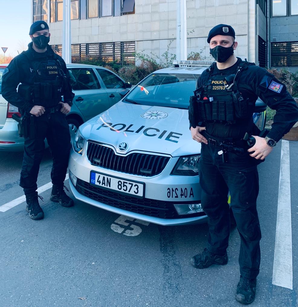Zasahující policisté.JPG