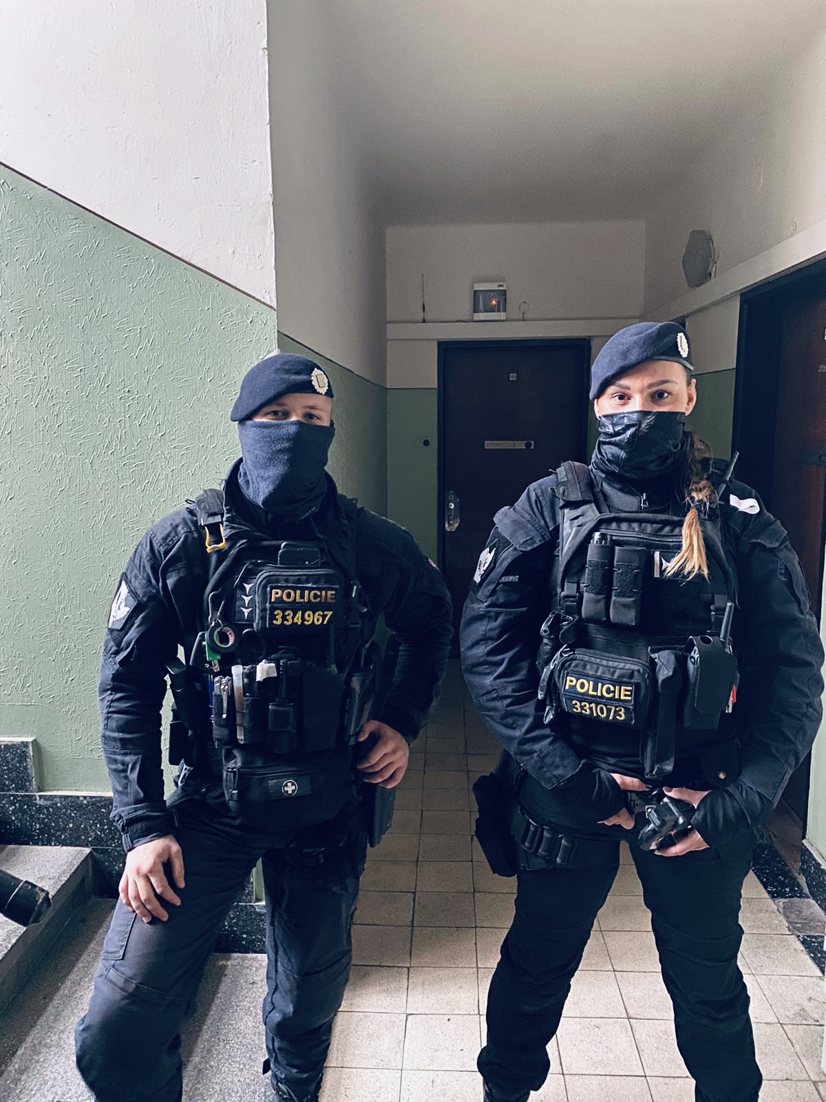 Zasahující policistka a policista z PMJ.jpeg