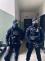 Zasahující policistka a policista z PMJ