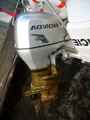 Závěsný lodní motor.JPG