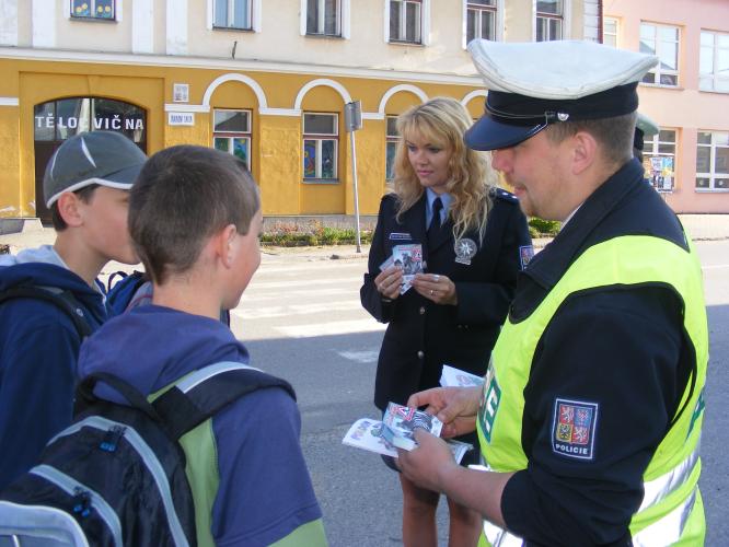 Zebra radí jak správně přecházet přes přechod pro chodce.jpg