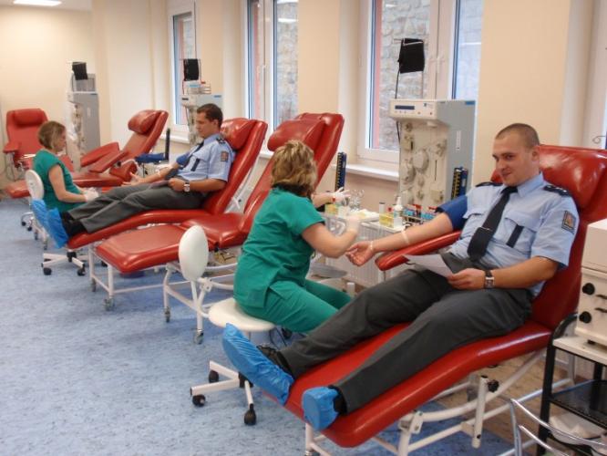 Znojemští policisté darovali krev (1)