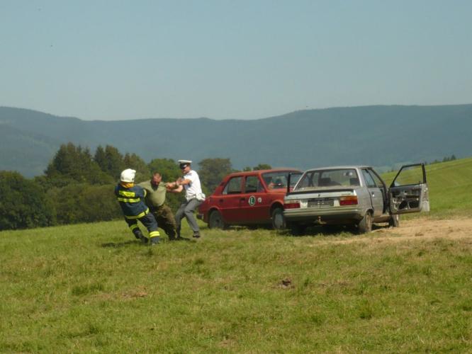 Zraněný muž napadl hasiče