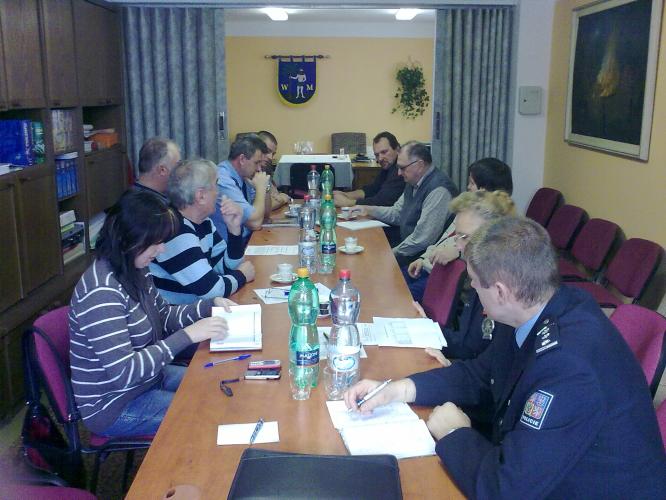 starostové a policisté u jednoho stolu