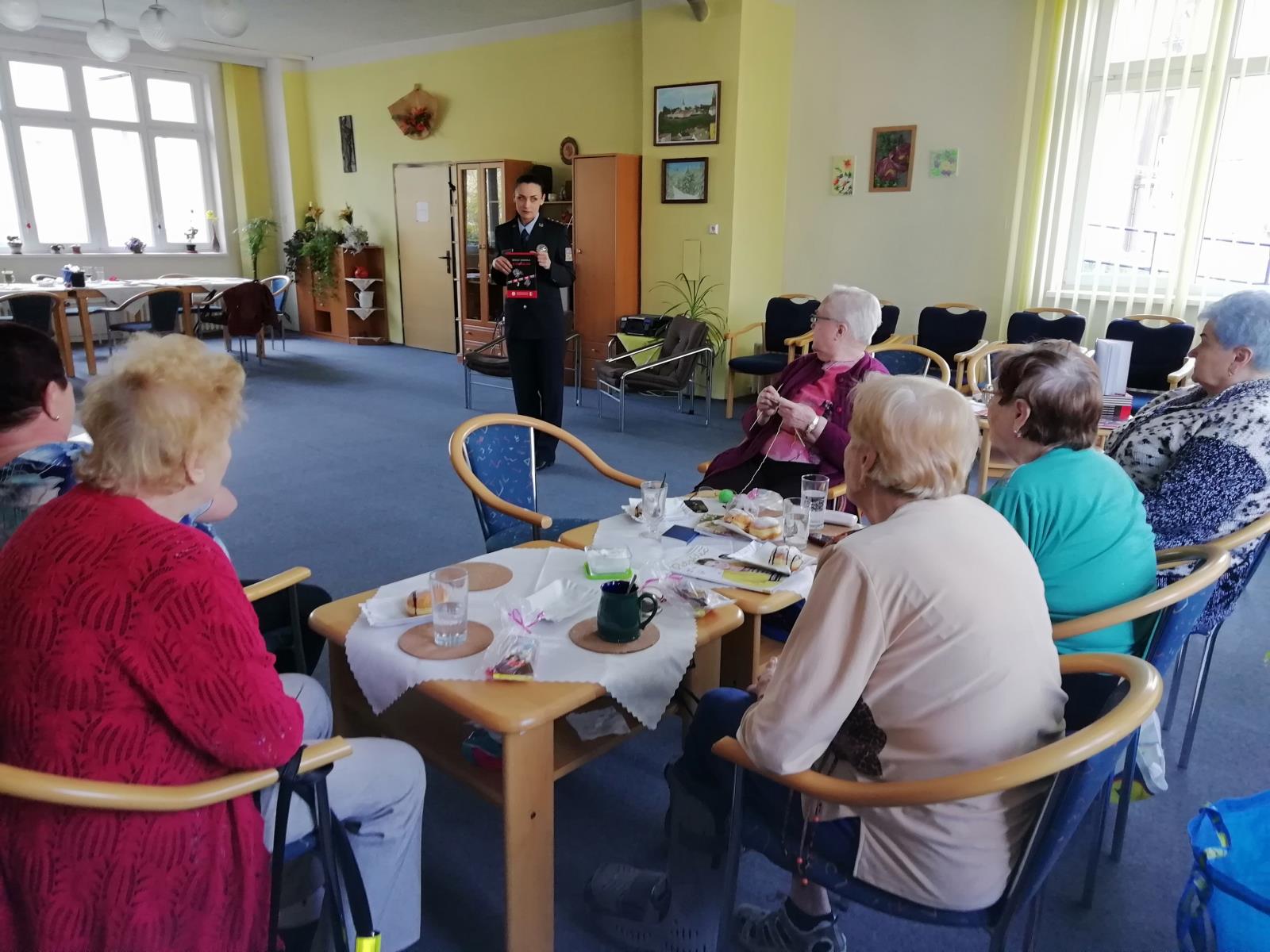 čtení seniorům.jpg