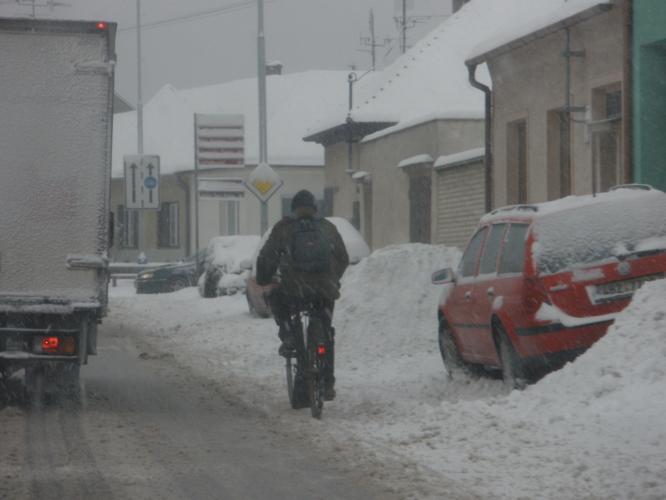 cyklisté ve sněhu2.JPG