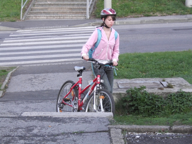 cyklistka přichází