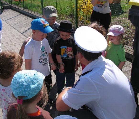 děti a policista.jpg