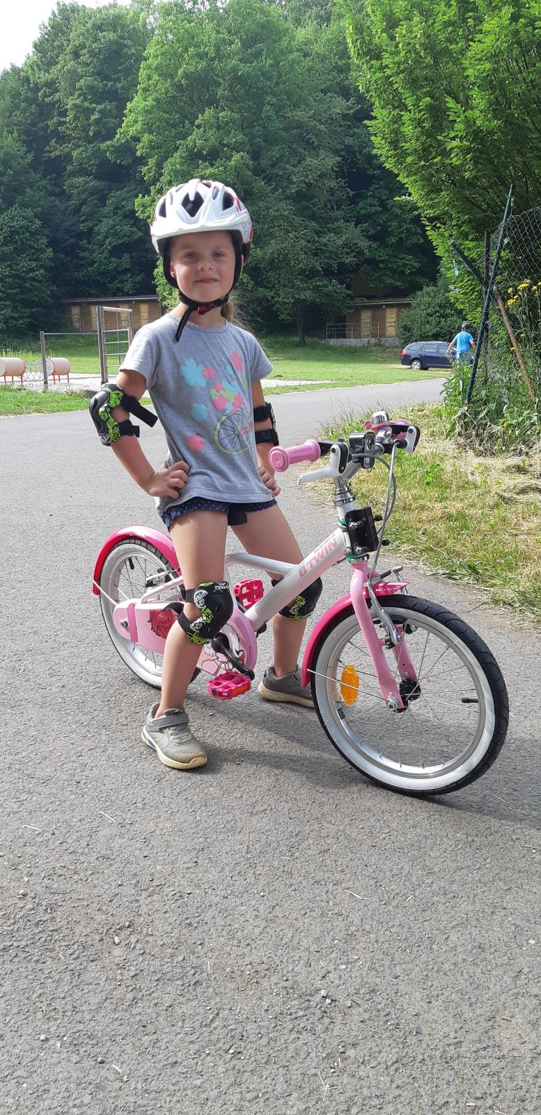 děti do 18 let na kole povinně s přilbou.jpg