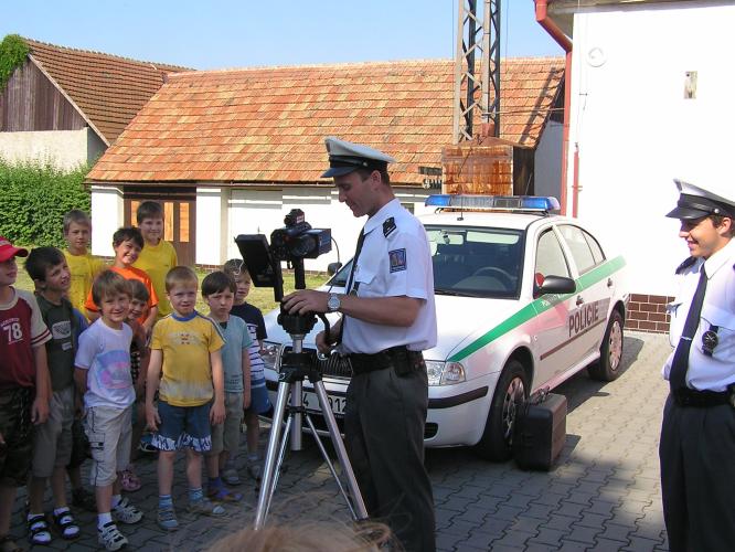 děti s dorpavními policisty - zkouška radaru