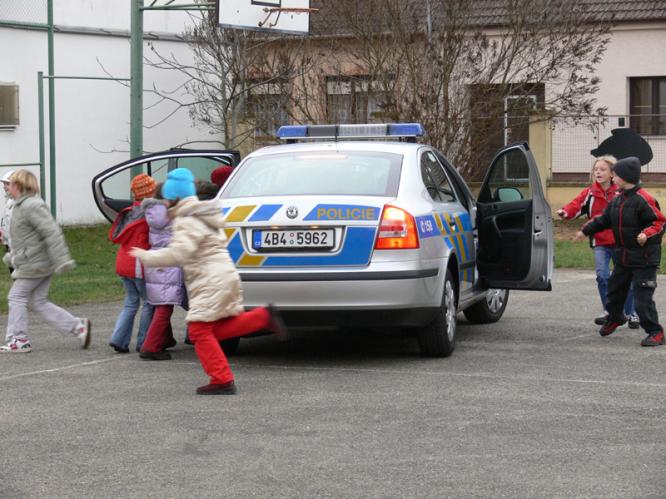 děti u auta.jpg