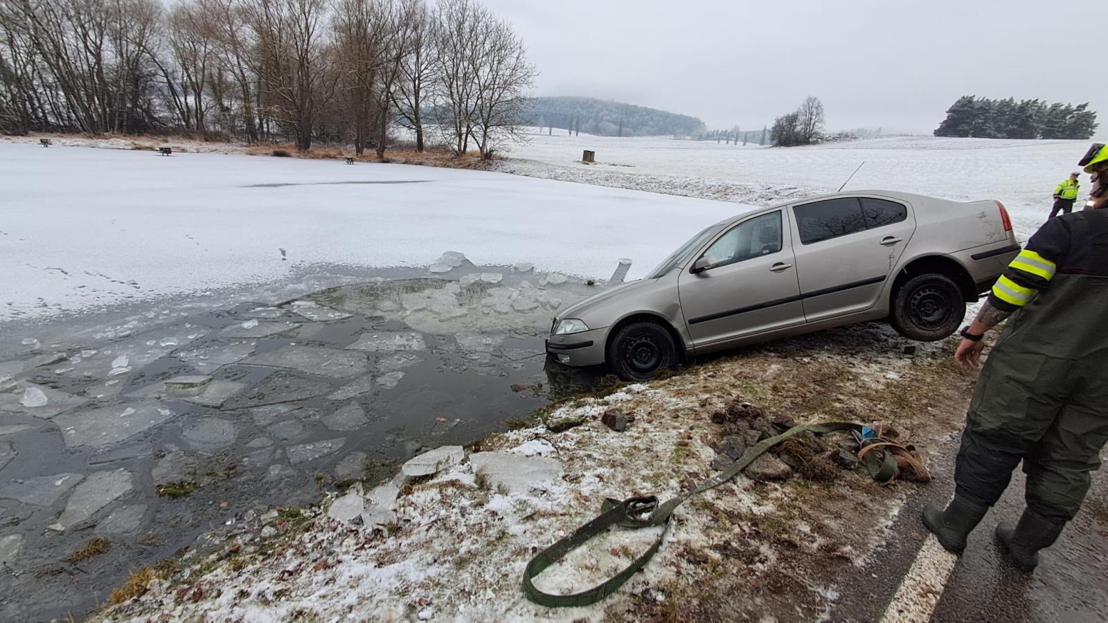 foto DN auto v rybníku 1