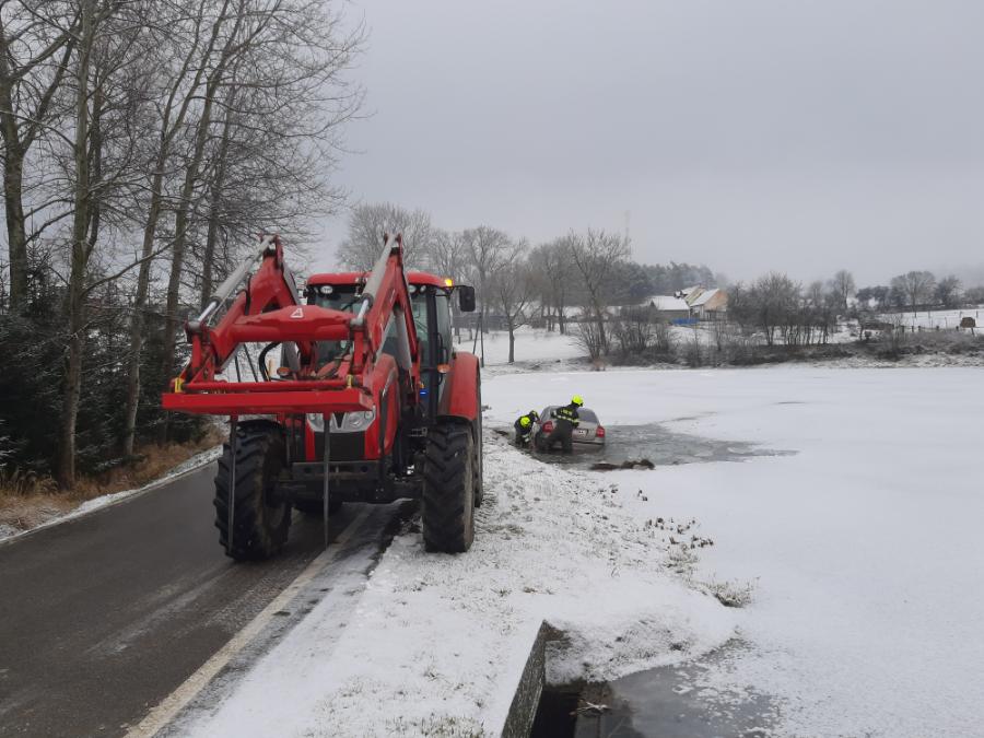 foto DN auto v rybníku.jpg