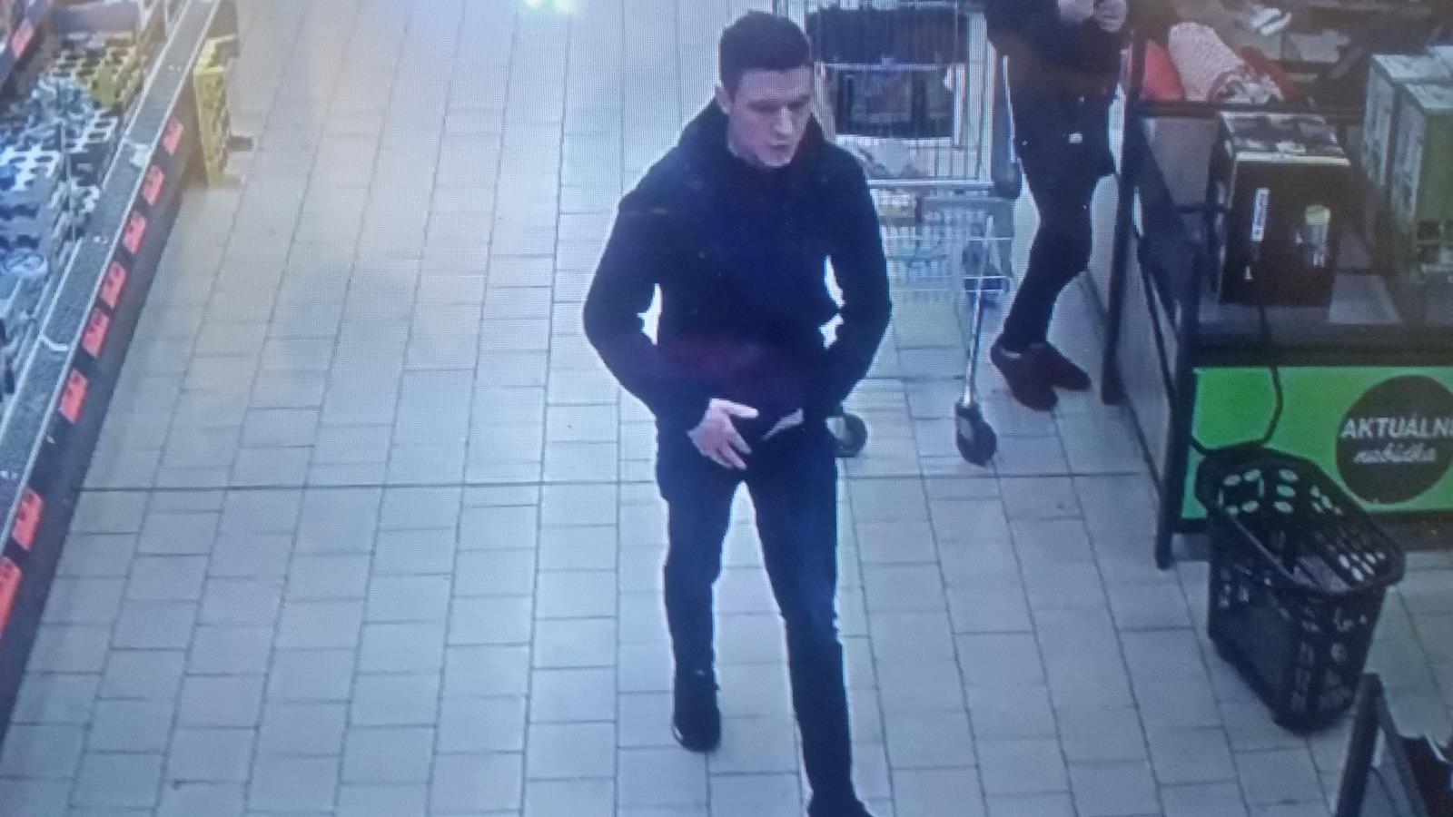 foto podezřelých z krádeží v obchodních centrech