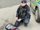 foto zasahující policista