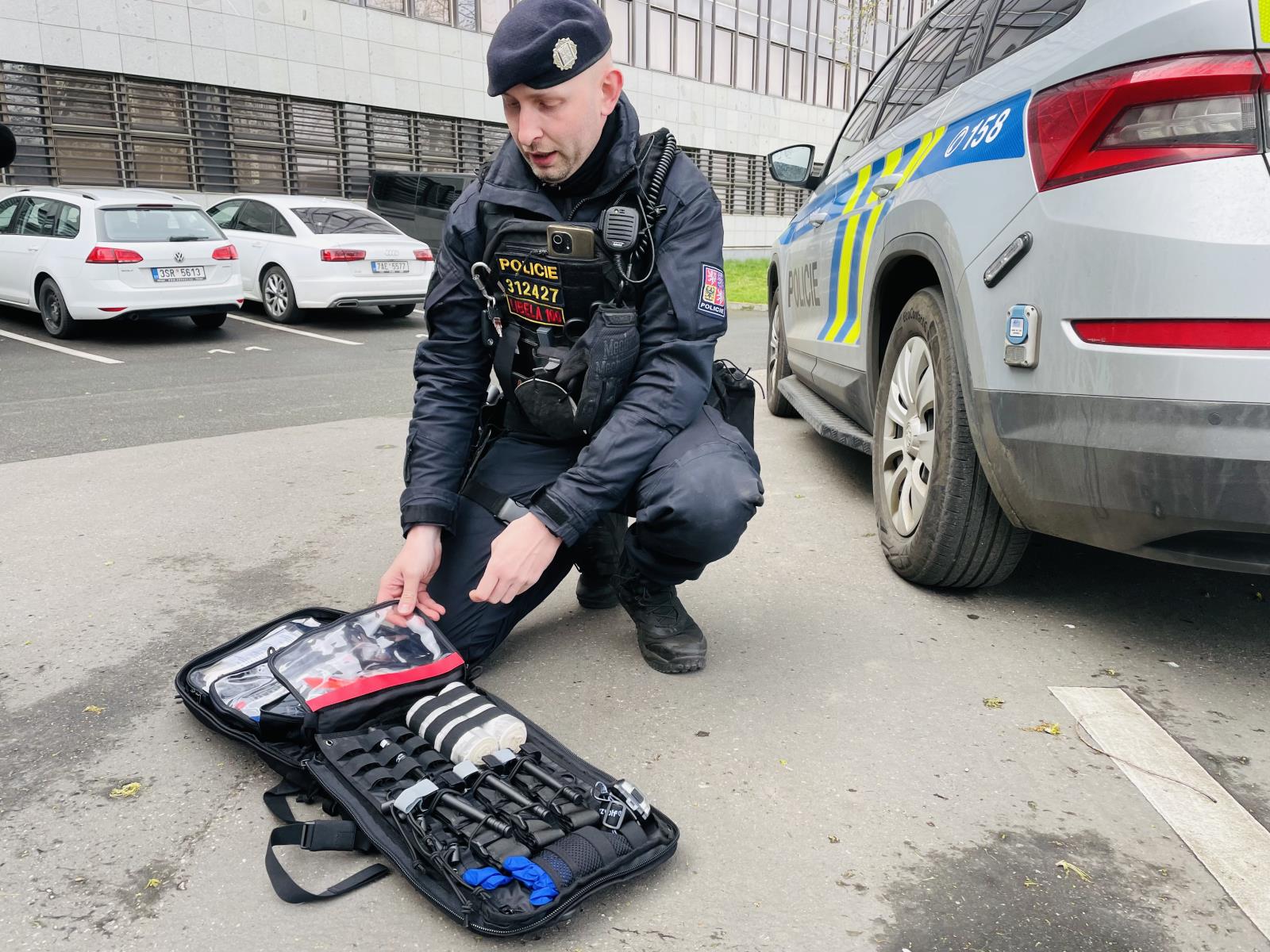 foto zasahující policista