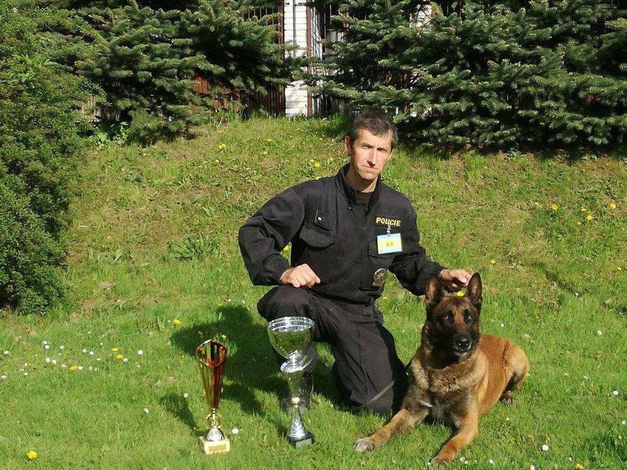 foto zasahujícího psa s jeho psovodem.jpg