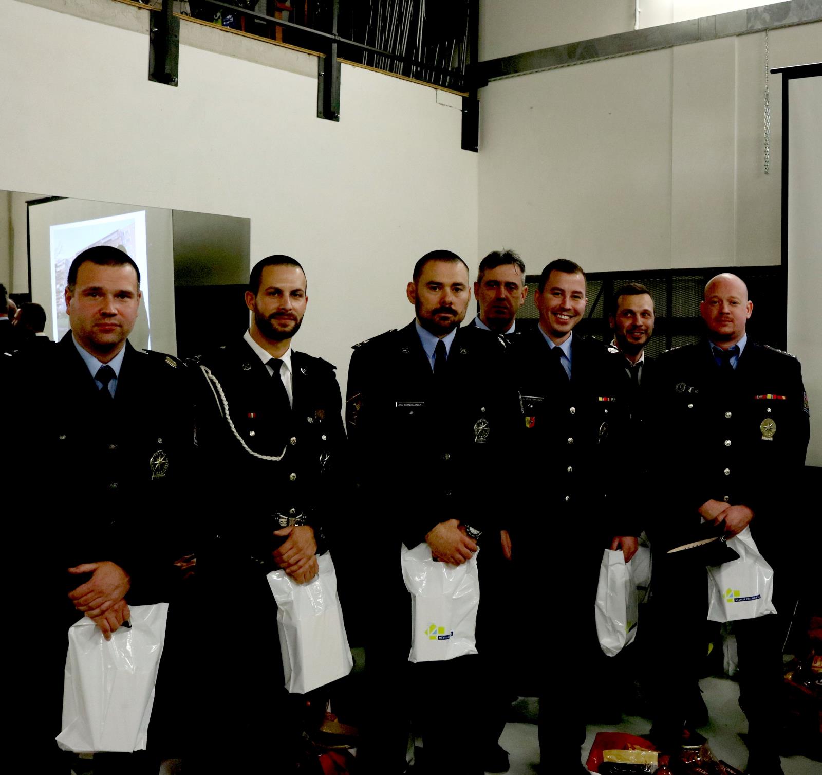 fotografie zasahujících policistů