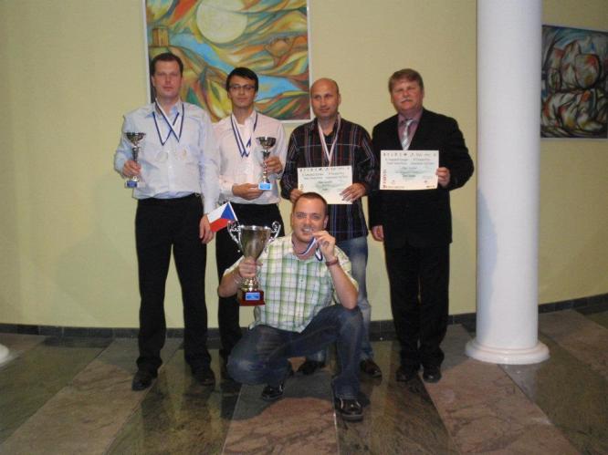 g) české družstvo s drahoceným kovem