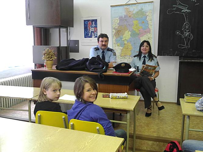 policisté při besedě