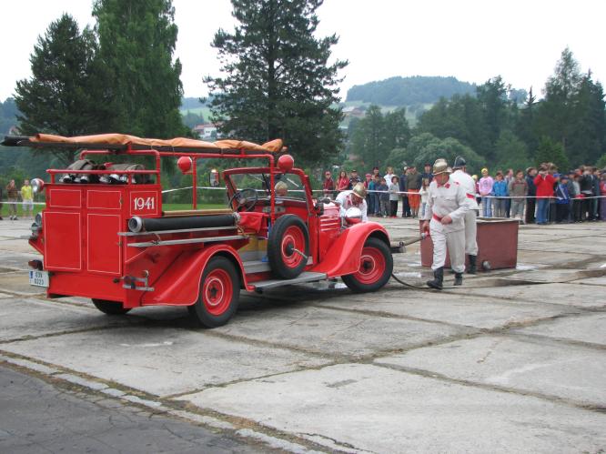 historická stříkačka.jpg
