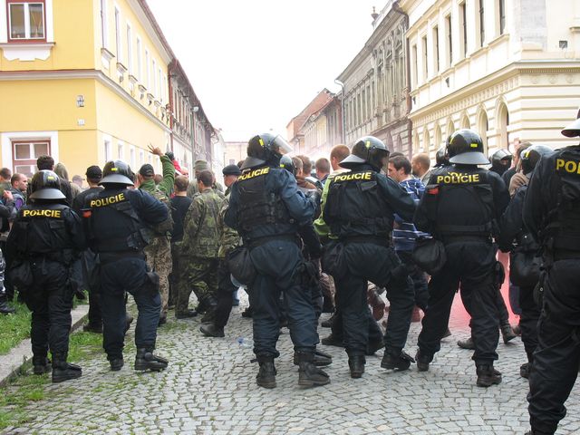 izolace demonstrantů