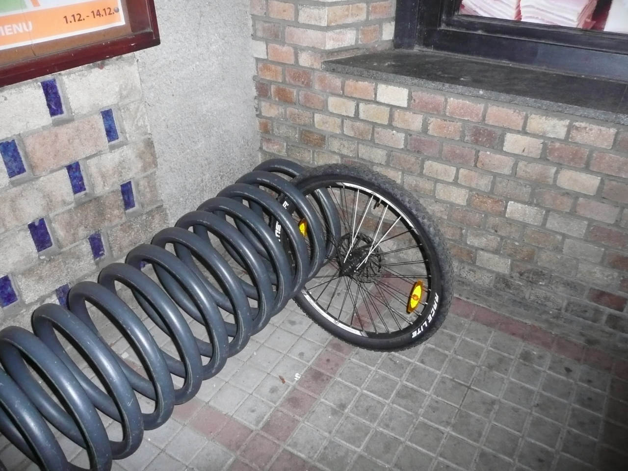 jízdní kolo - krádež - přední kolo v kolostavu.JPG