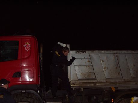 kontrola odstavených nákladních vozidel