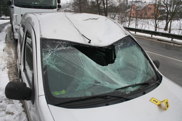 kus ledu spadl na auto