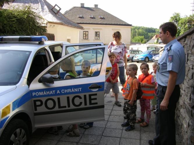 děti si prohlédly služební vozidlo