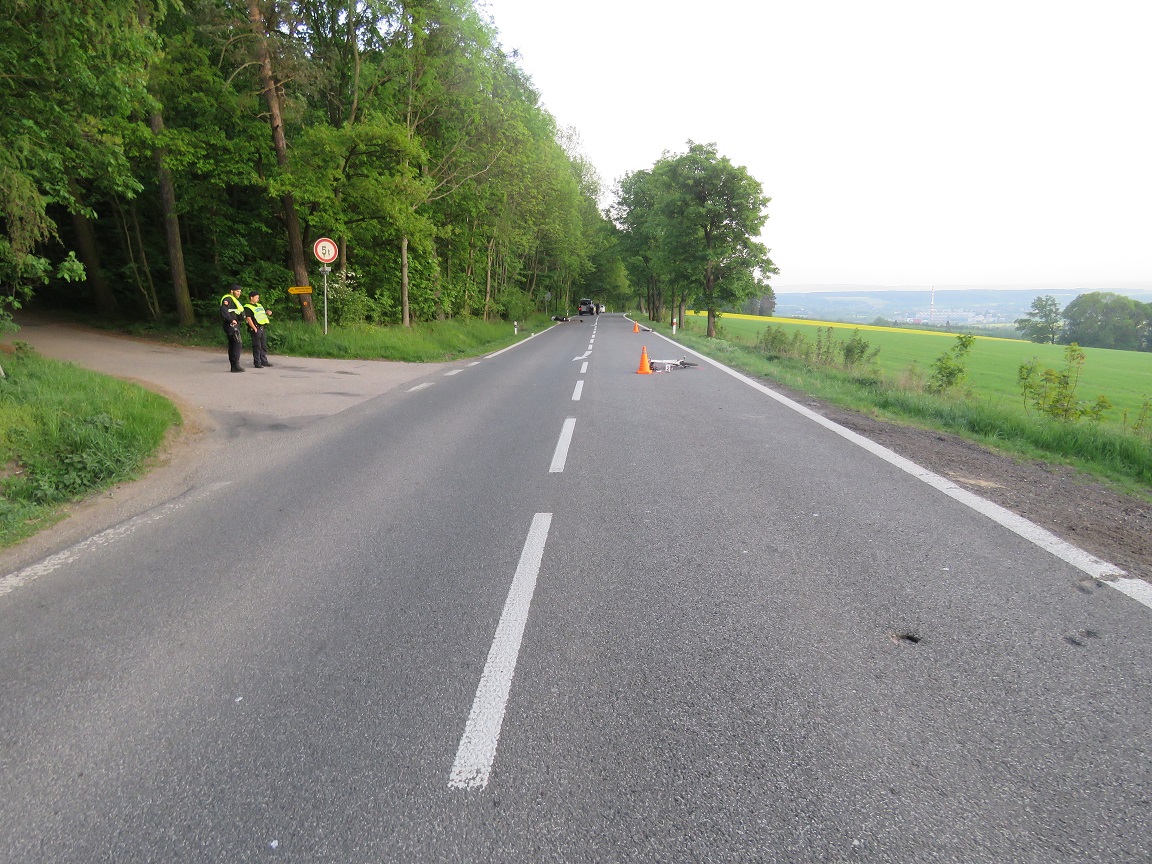 motocyklista a cyklista