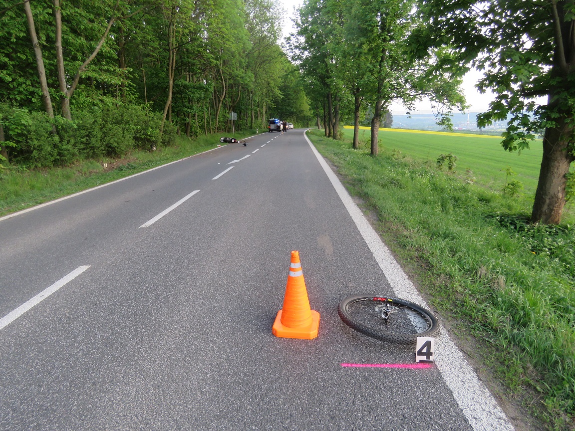 motocyklista a cyklista
