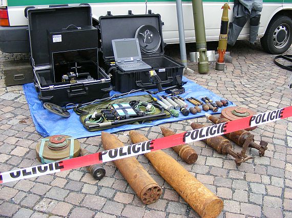 Nalezená munice a nástroje na její zneškodnění