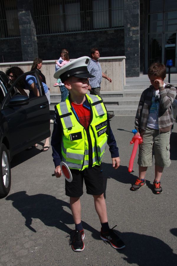 někteří zkoušeli i výbavu policistů.JPG