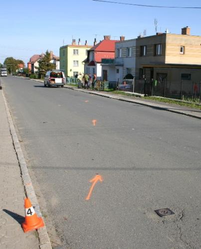 obrubník, od kterého se vůz "odrazil"