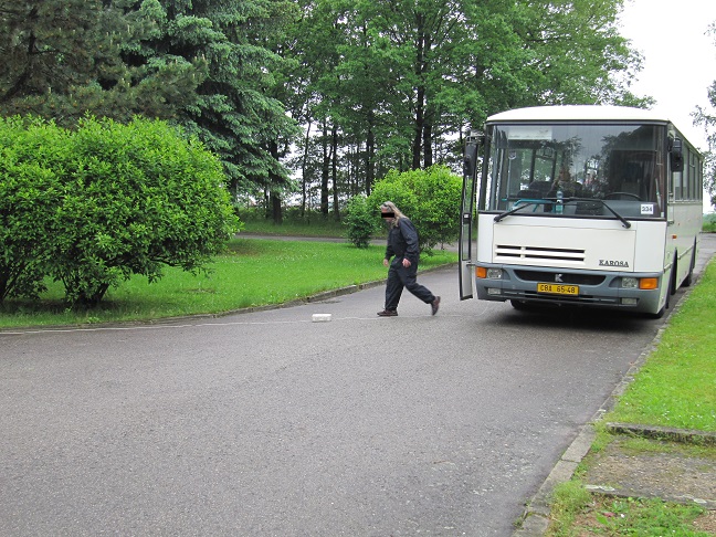 pachatel přebírá lékárničku.jpg