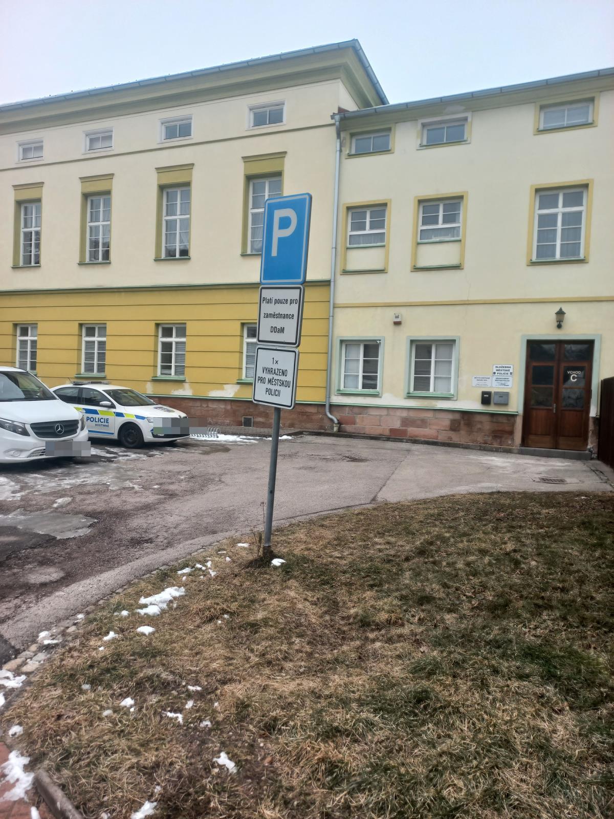 poškozené vozidlo strážníků