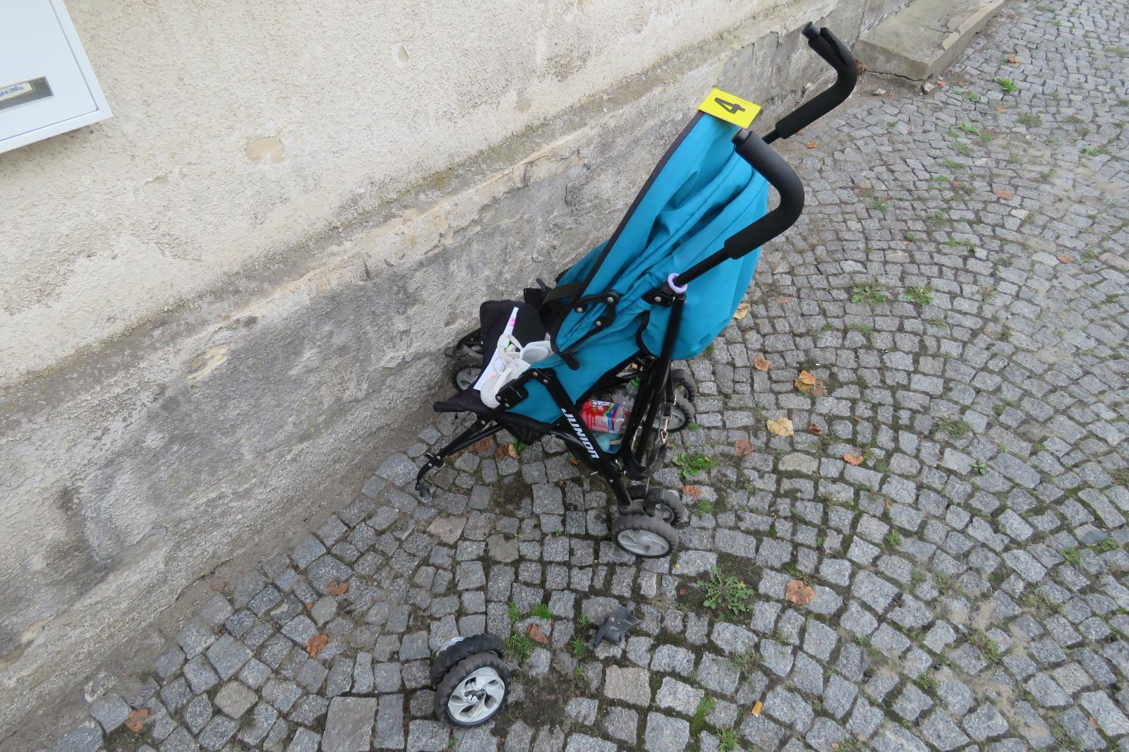 poškozený dětský kočárek 2