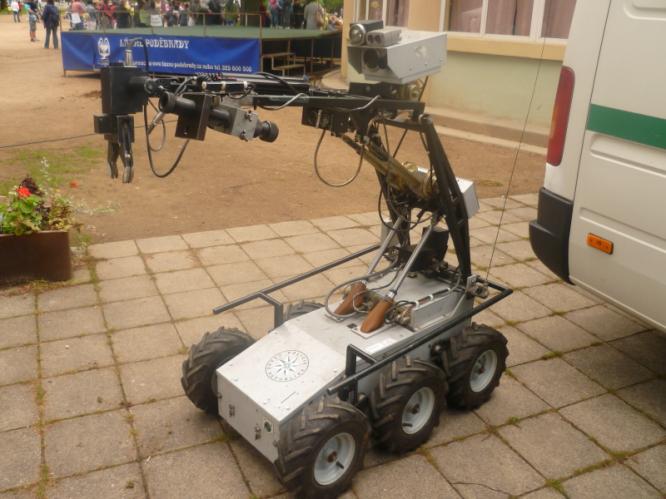 dálkově ovládaný pyrotechnický robot