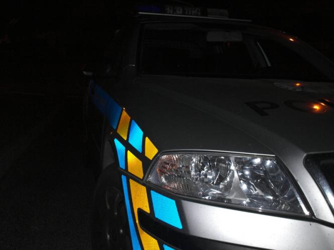 policejní auto v noci